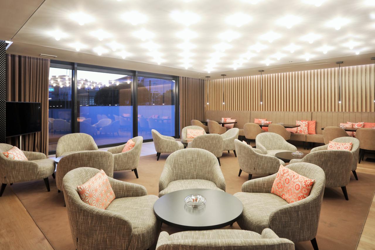 فندق إيبيروستار سيلكشين لشبونة Lisboa المظهر الخارجي الصورة The lounge at the airport