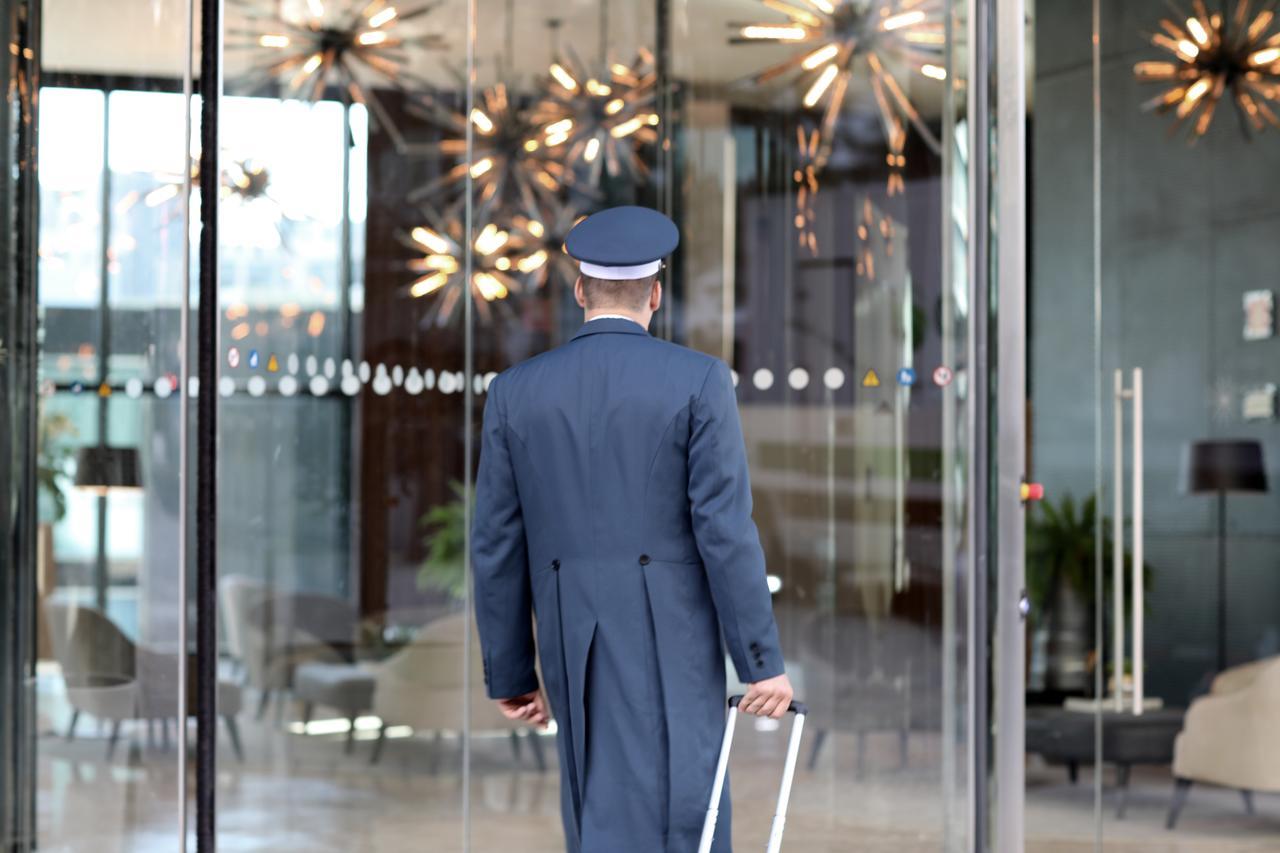 فندق إيبيروستار سيلكشين لشبونة Lisboa المظهر الخارجي الصورة A doorman at work