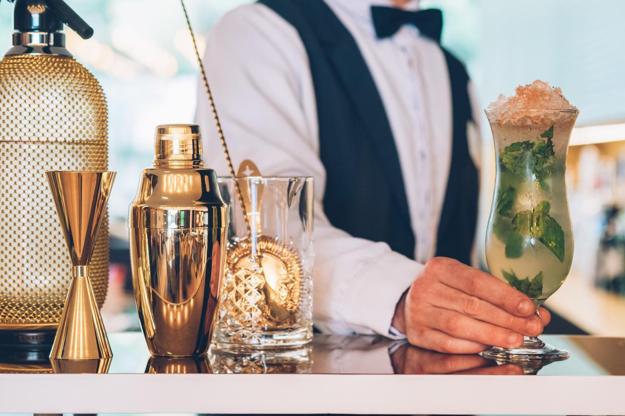 فندق إيبيروستار سيلكشين لشبونة Lisboa المظهر الخارجي الصورة A bartender at work