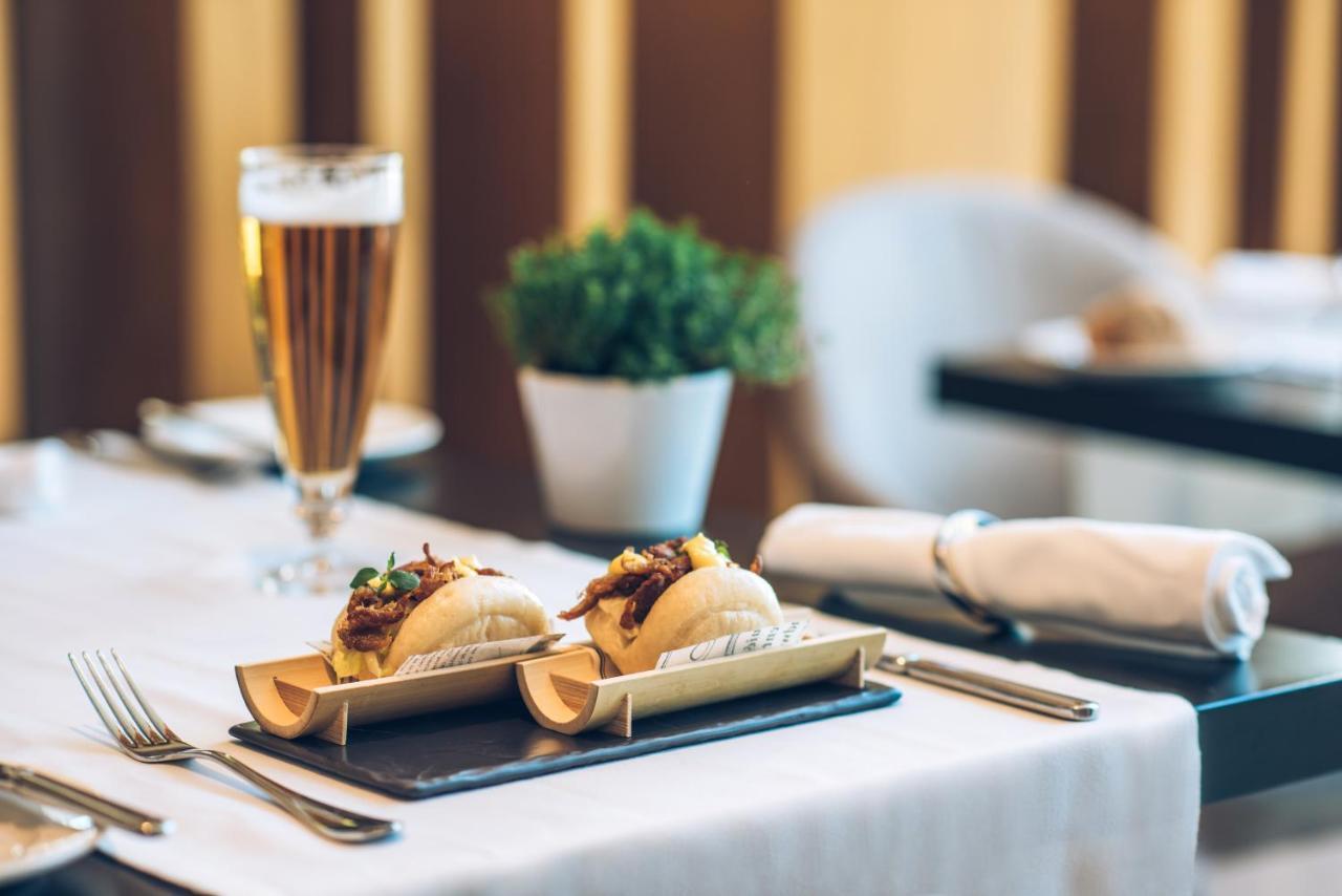 فندق إيبيروستار سيلكشين لشبونة Lisboa المظهر الخارجي الصورة A glass of champagne and two canapés