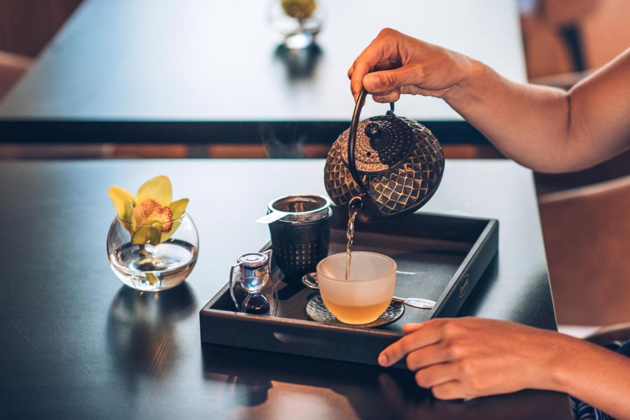 فندق إيبيروستار سيلكشين لشبونة Lisboa المظهر الخارجي الصورة Tea being poured into a teacup