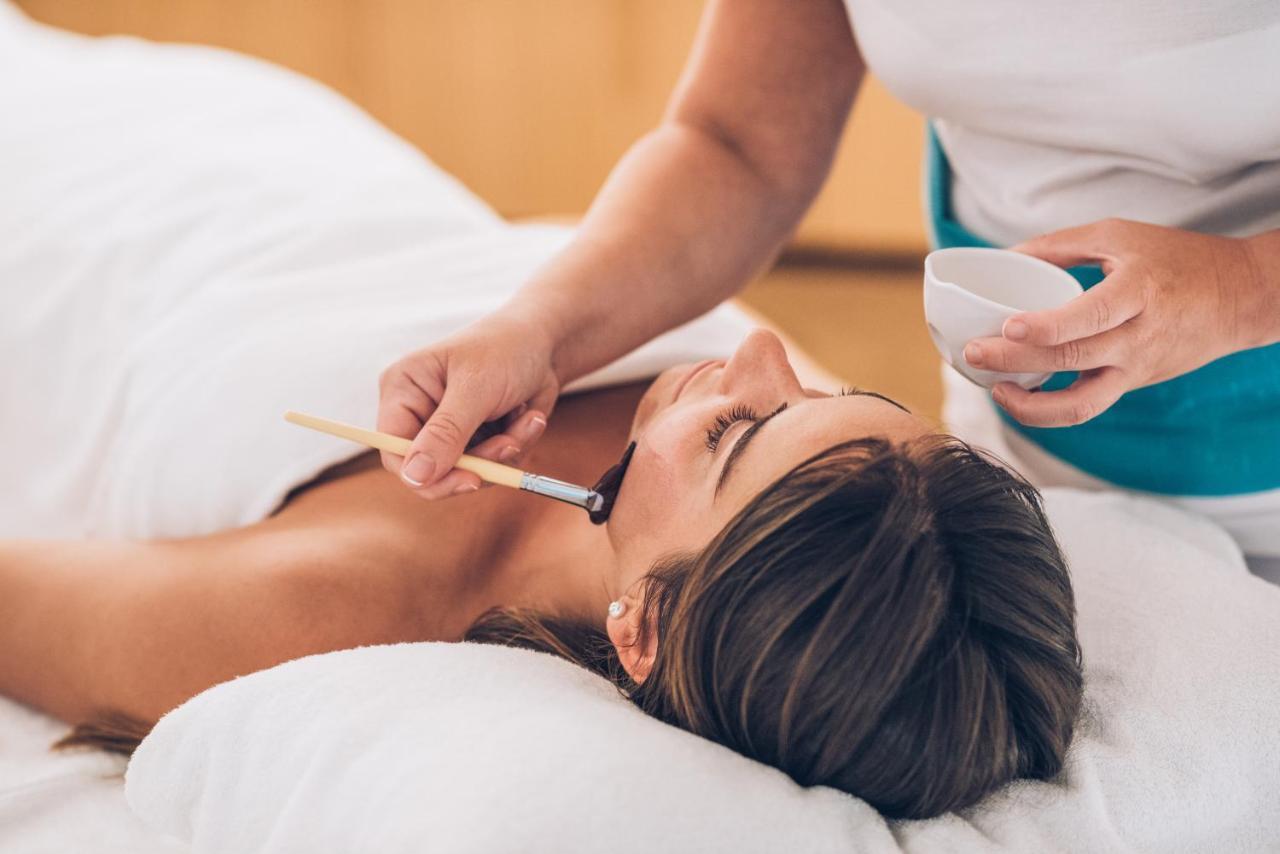 فندق إيبيروستار سيلكشين لشبونة Lisboa المظهر الخارجي الصورة A woman receiving a facial treatment