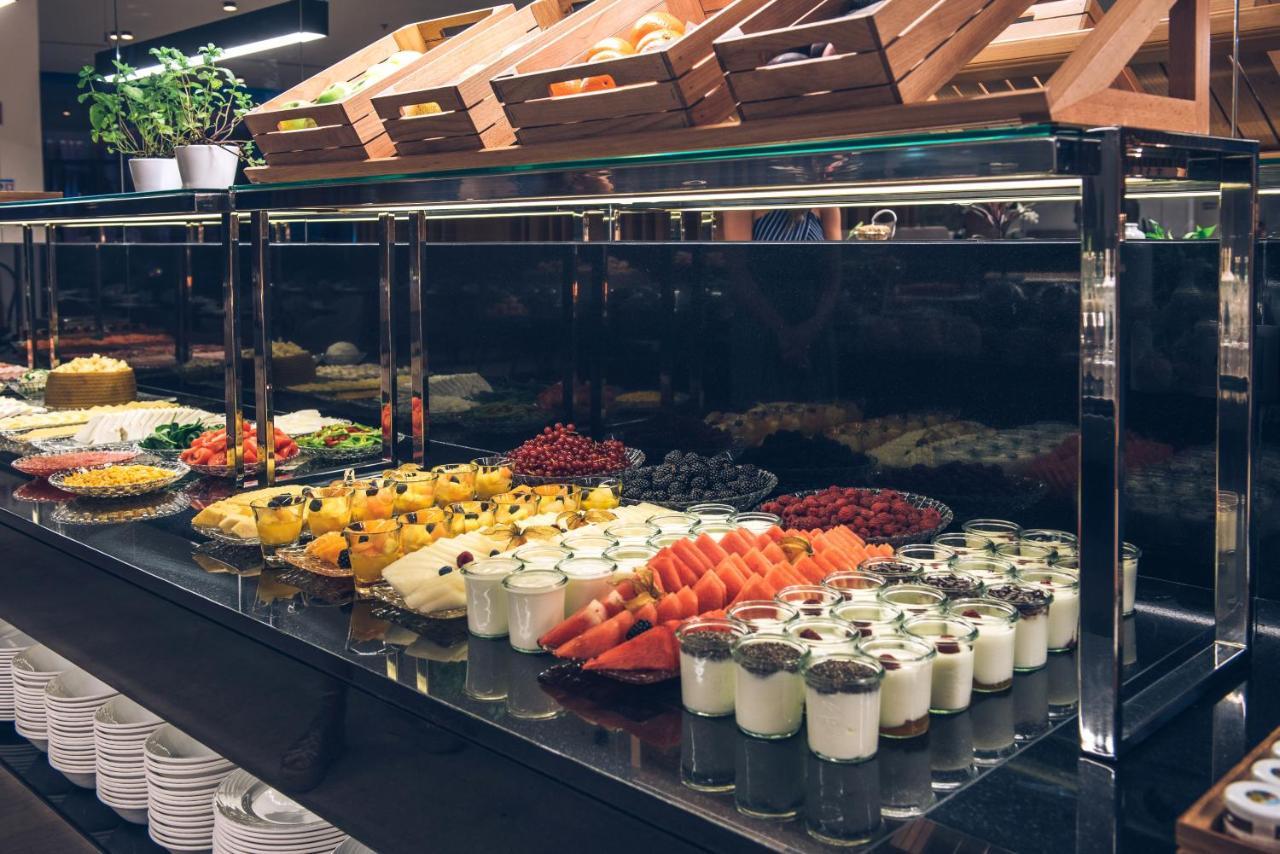 فندق إيبيروستار سيلكشين لشبونة Lisboa المظهر الخارجي الصورة A display case with food