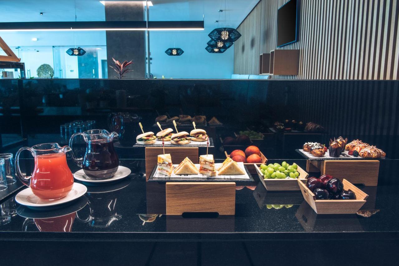 فندق إيبيروستار سيلكشين لشبونة Lisboa المظهر الخارجي الصورة A selection of food at the lounge