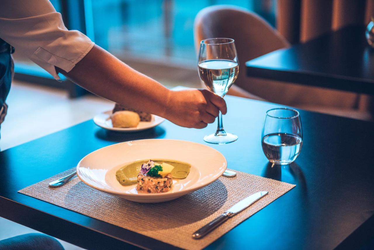 فندق إيبيروستار سيلكشين لشبونة Lisboa المظهر الخارجي الصورة A waiter serving a meal