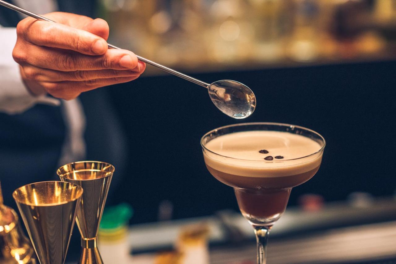 فندق إيبيروستار سيلكشين لشبونة Lisboa المظهر الخارجي الصورة A bartender adding a cherry to a chocolate martini