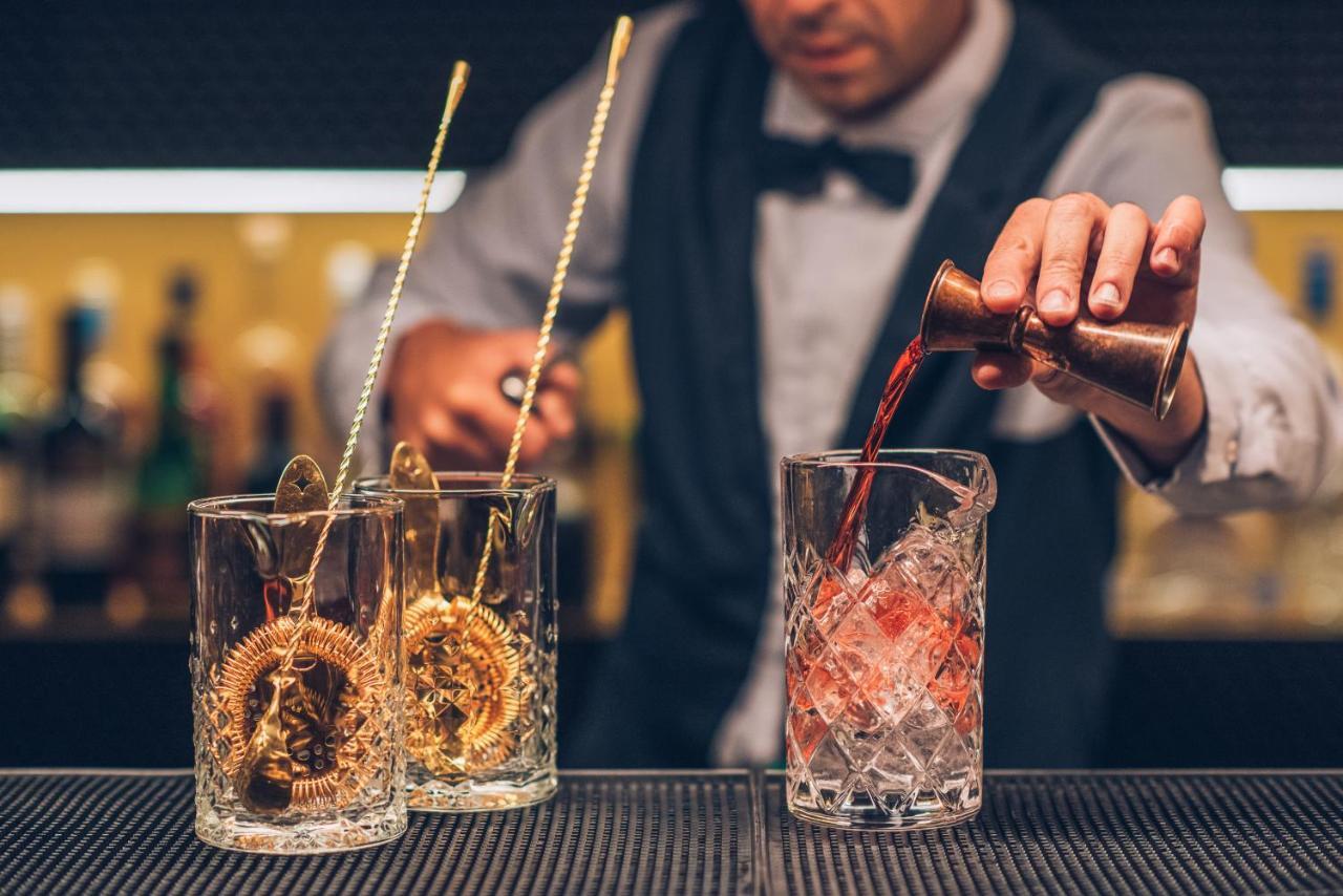 فندق إيبيروستار سيلكشين لشبونة Lisboa المظهر الخارجي الصورة A bartender preparing a cocktail