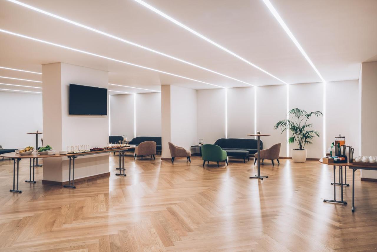 فندق إيبيروستار سيلكشين لشبونة Lisboa المظهر الخارجي الصورة The lounge at the airport
